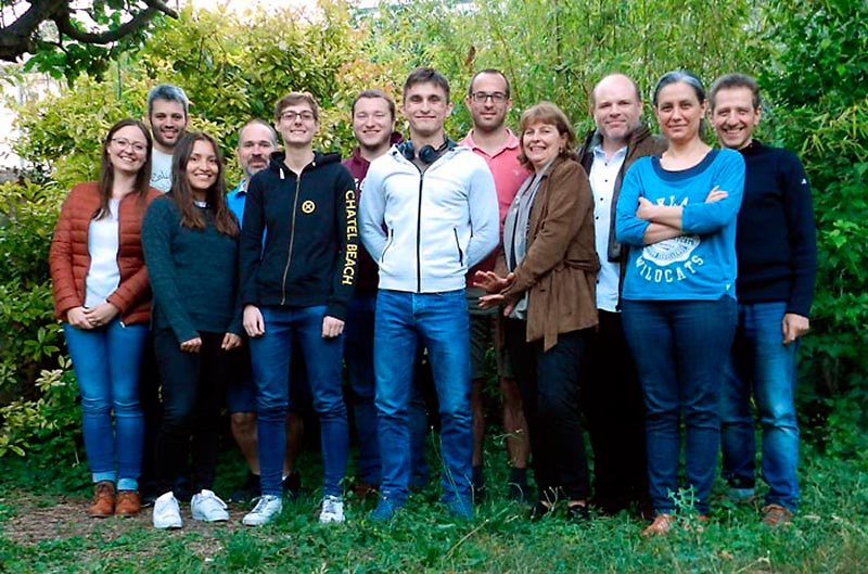 Photo de groupe dans le jardin